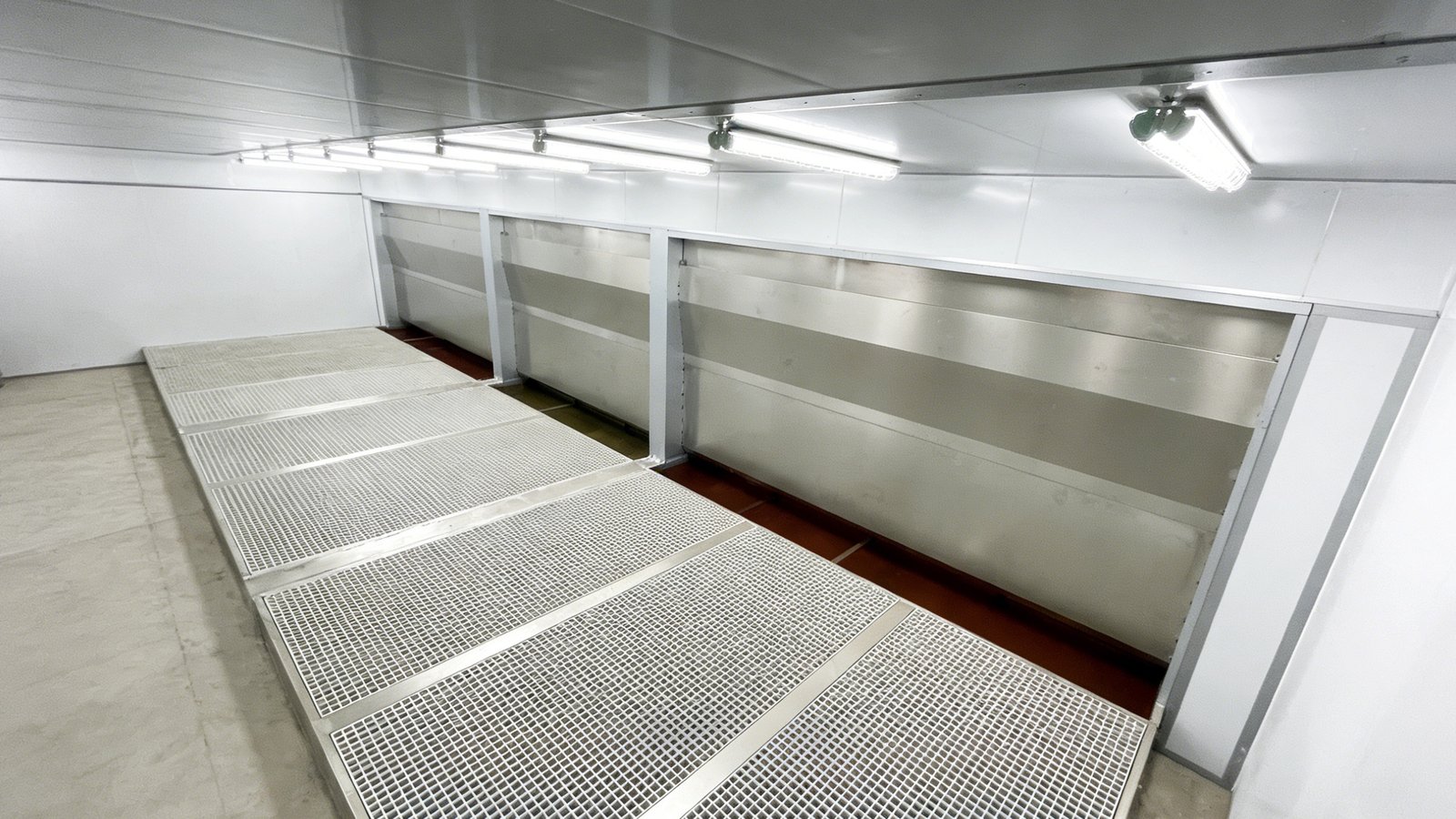 Custom spray booth and dust-free spray room